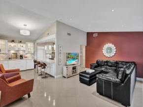 Lush and quiet oasis for 7, pool, close to beach